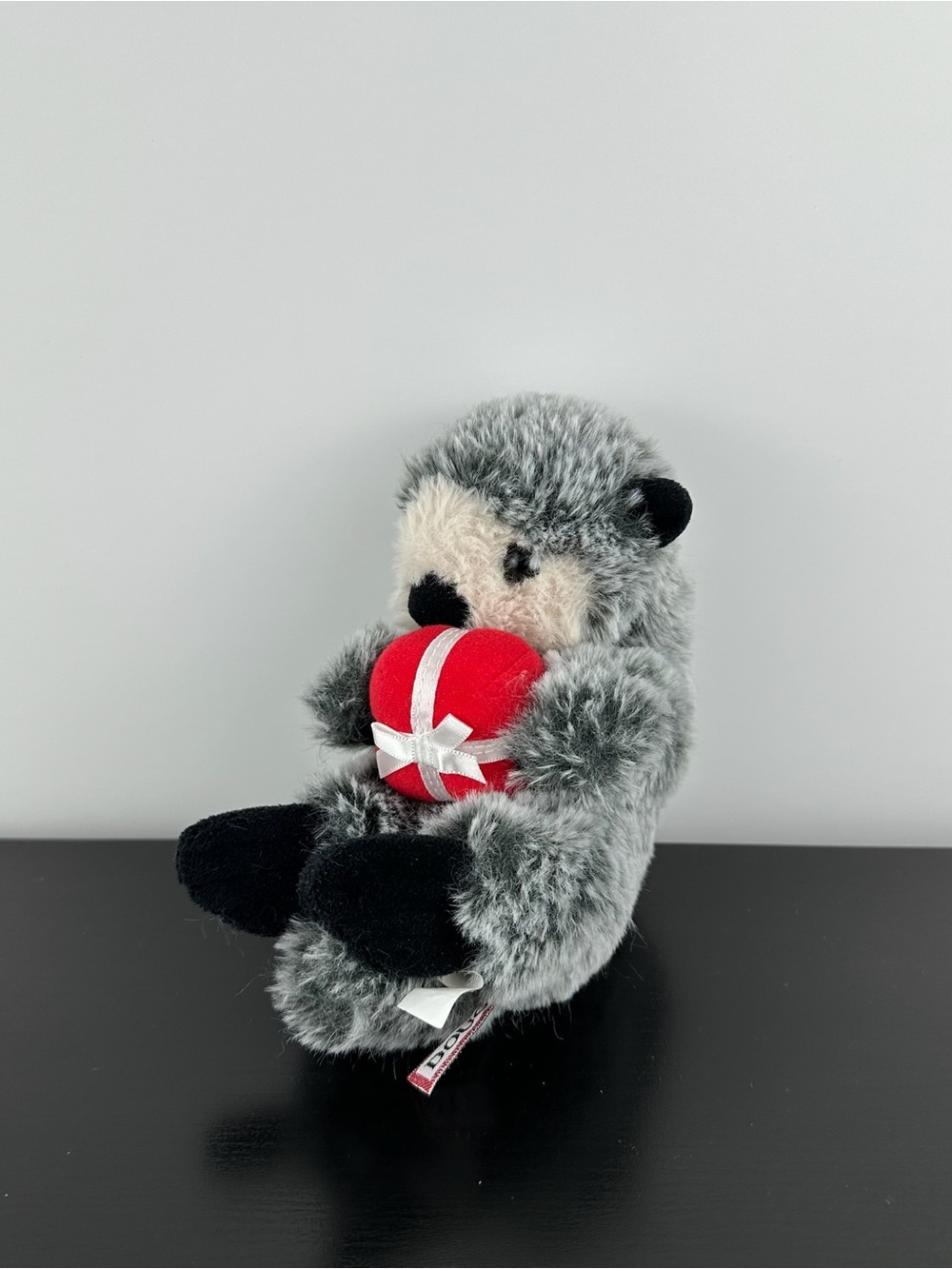 Douglas Cuddle Toys Rare Lil Handful Baby Sea Otter Holding Red Gift 7” Plush